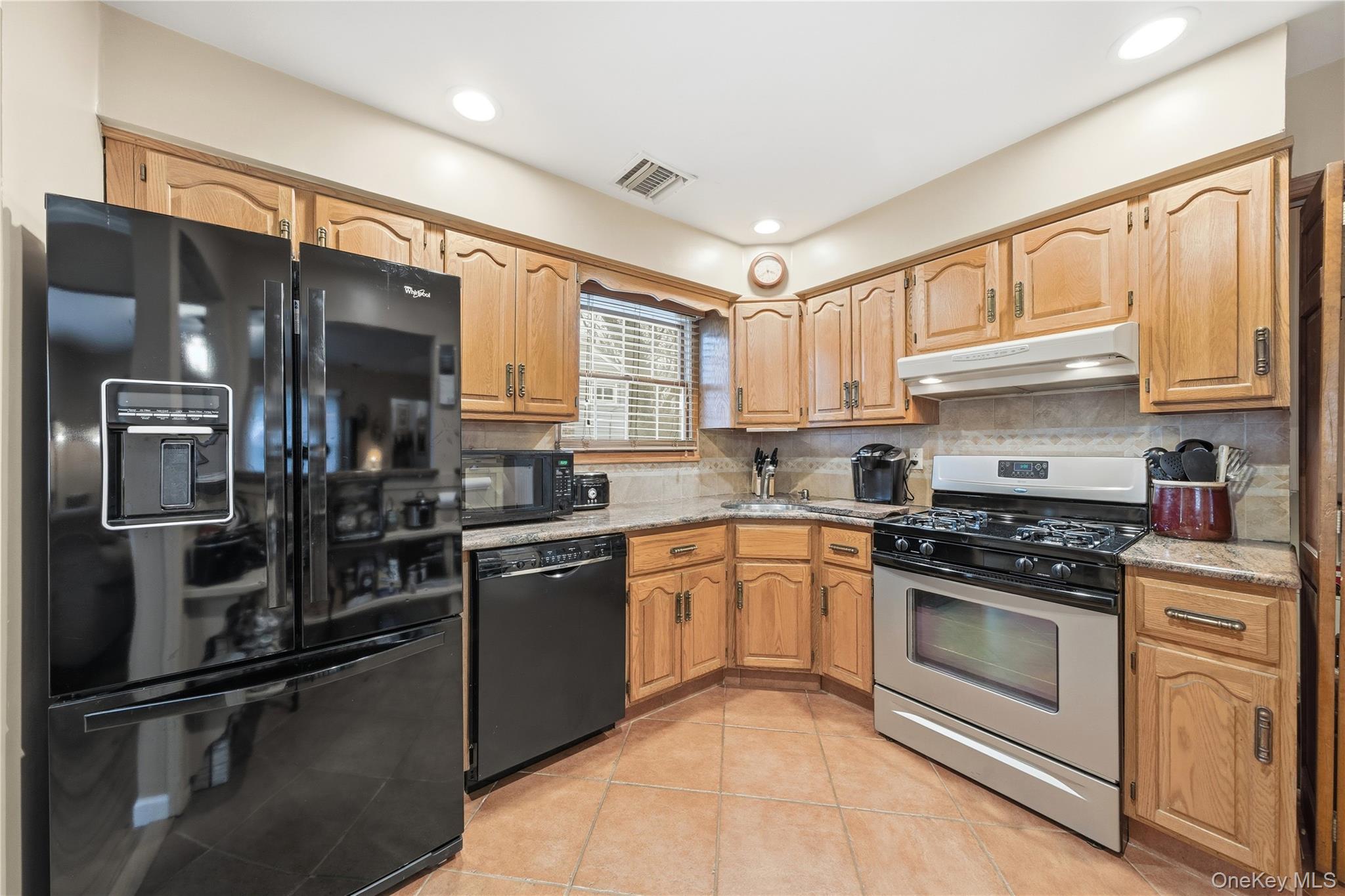 #10 photo, 18 Gaylore Drive, מחוז סאפוק Amityville , NY 11701