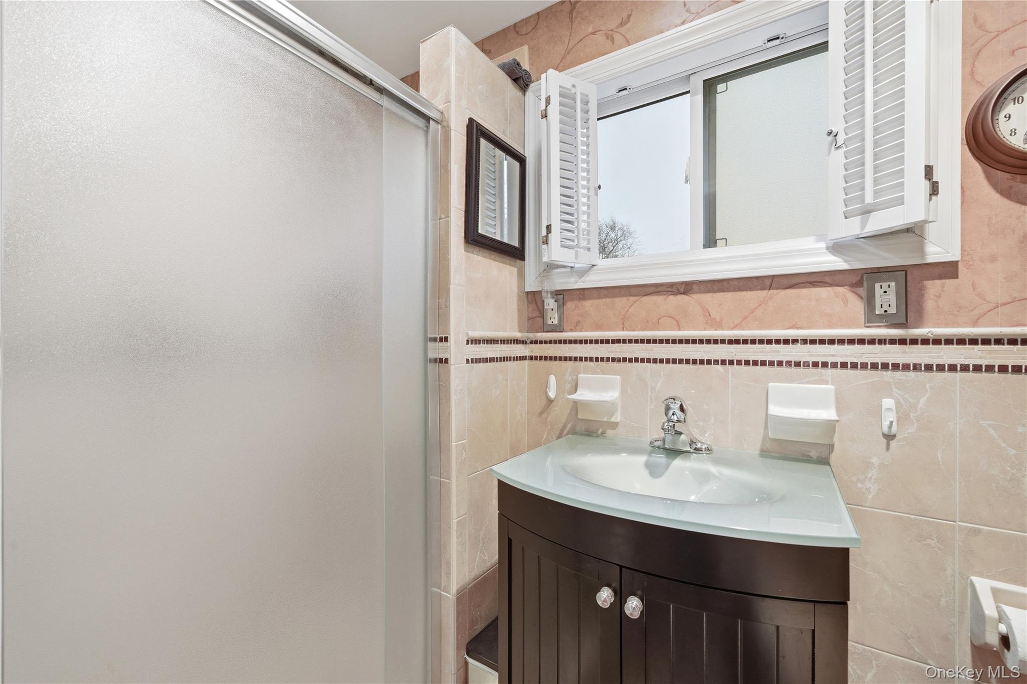 #13 photo, 18 Gaylore Drive, מחוז סאפוק Amityville , NY 11701