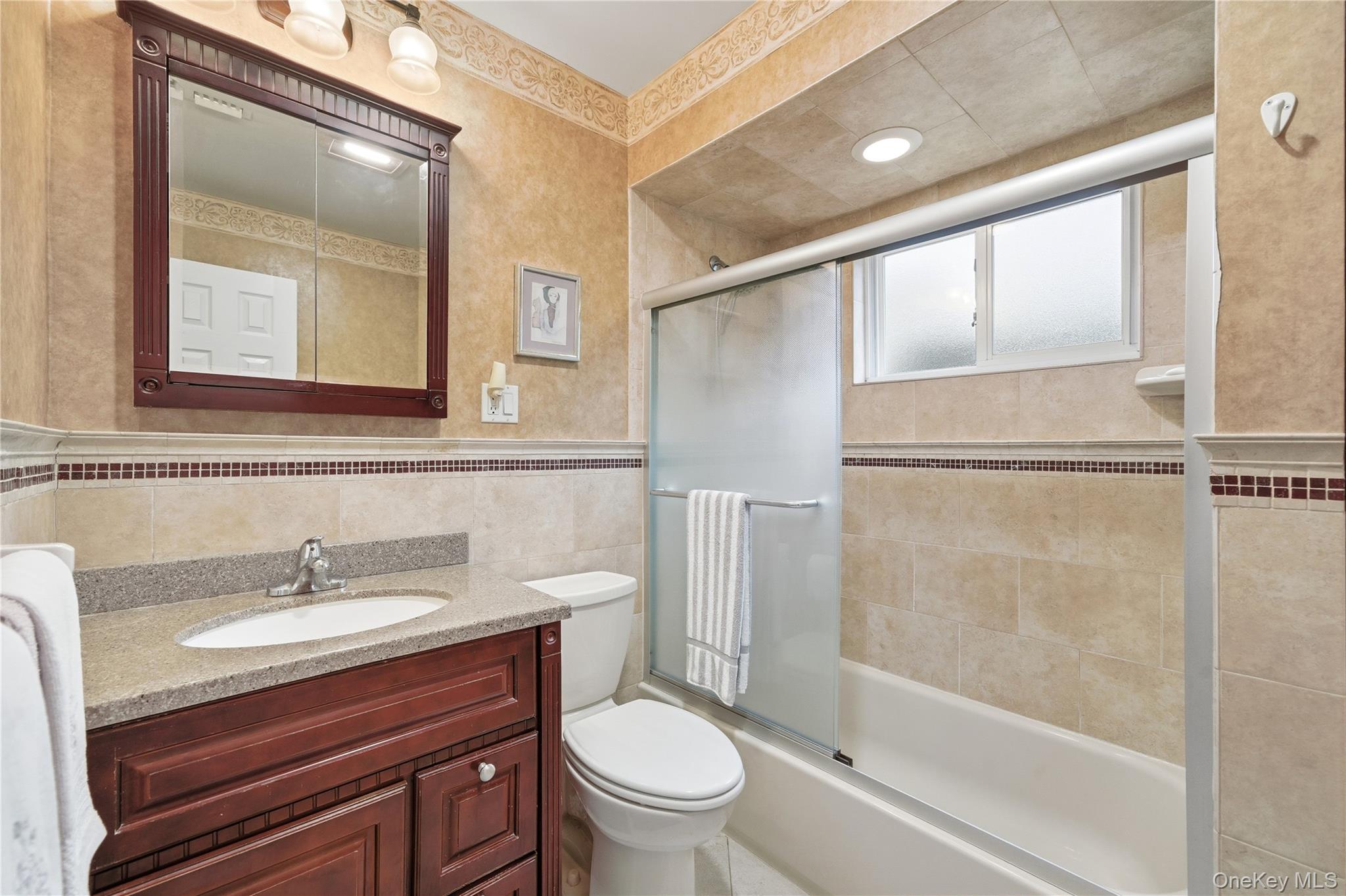 #15 photo, 18 Gaylore Drive, מחוז סאפוק Amityville , NY 11701