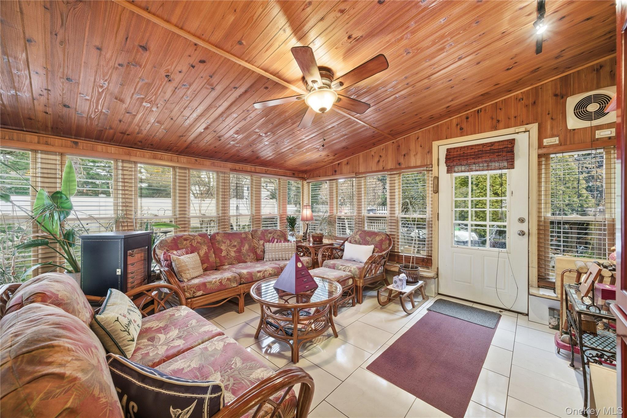 #20 photo, 18 Gaylore Drive, מחוז סאפוק Amityville , NY 11701