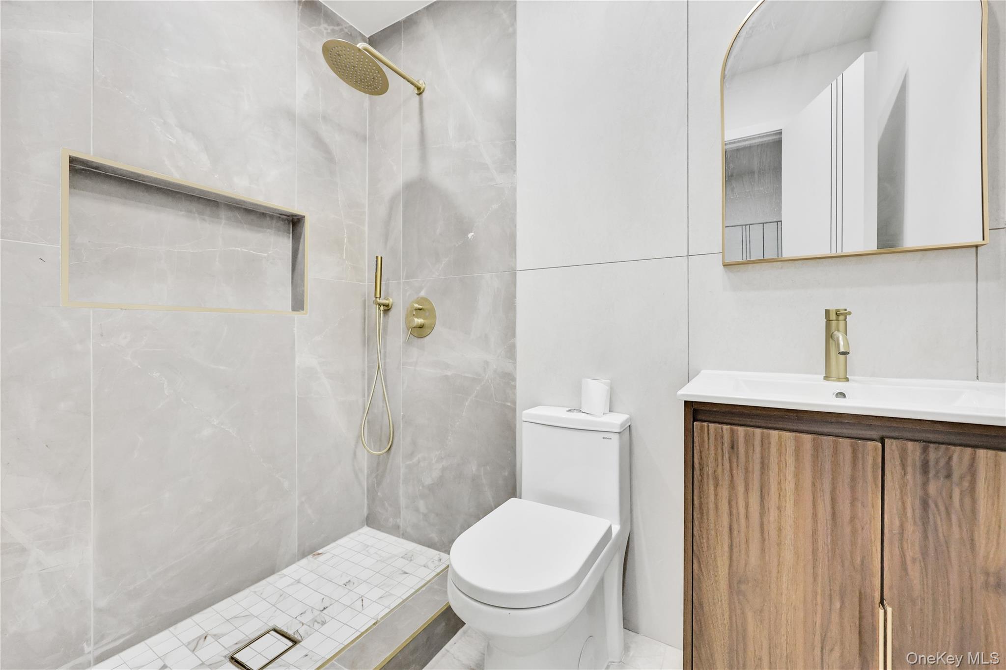 #7 photo, 1024 East 226 Street, הברונקס Bronx , NY 10466