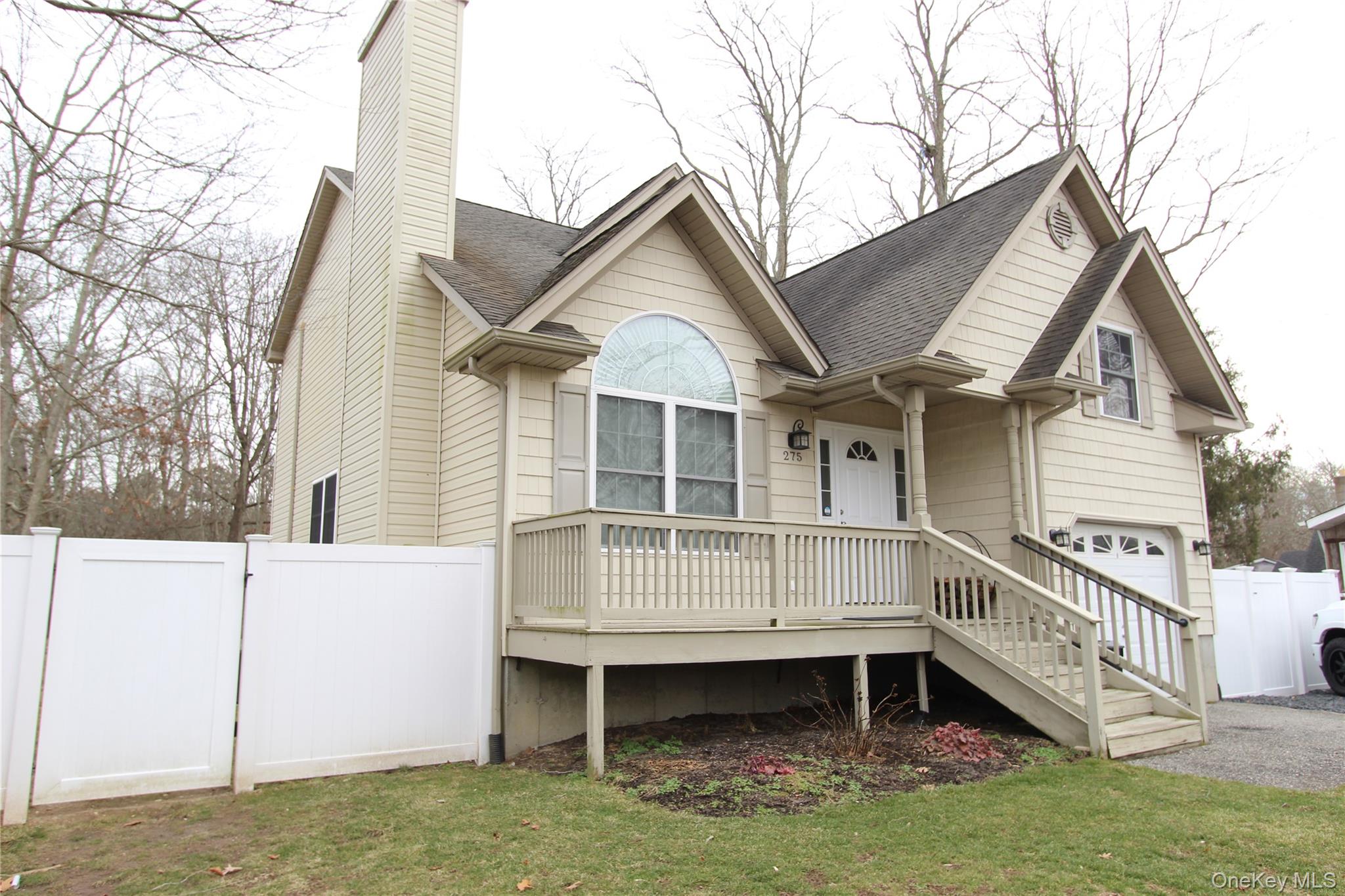 #1 photo, 275 Railroad Avenue, सफ़ोक काउंटी Center Moriches , NY 11934