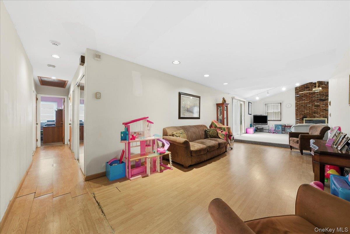 #12 photo, 17 Wilson Lane, מחוז נסאו Bethpage , NY 11714