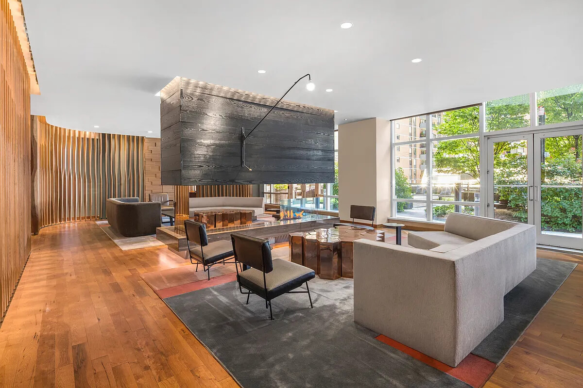 #14 photo, 460 W 42ND Street, Hell's Kitchen , NY 10036