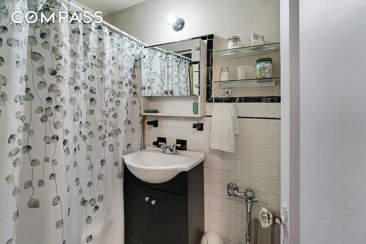 #5 photo, 240 E 24th Street, Kips Bay , NY 10010