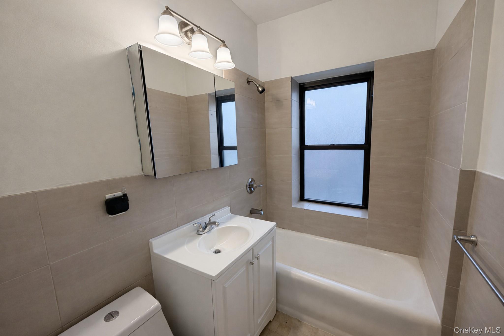 #8 photo, 5 Circuit Road, New Rochelle , NY 10805