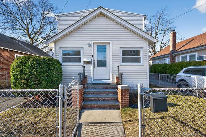 #1 photo, 22 Bay Beach Avenue, 롱 아일랜드 Bayville , NY 11709