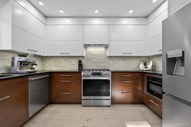 #13 photo, 22 Bay Beach Avenue, 롱 아일랜드 Bayville , NY 11709