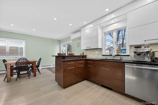 #14 photo, 22 Bay Beach Avenue, 롱 아일랜드 Bayville , NY 11709