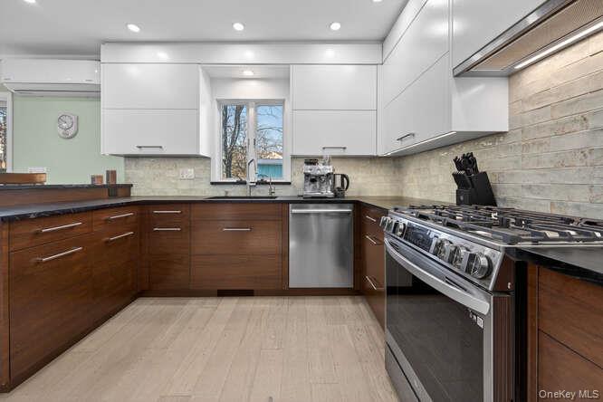 #15 photo, 22 Bay Beach Avenue, 롱 아일랜드 Bayville , NY 11709