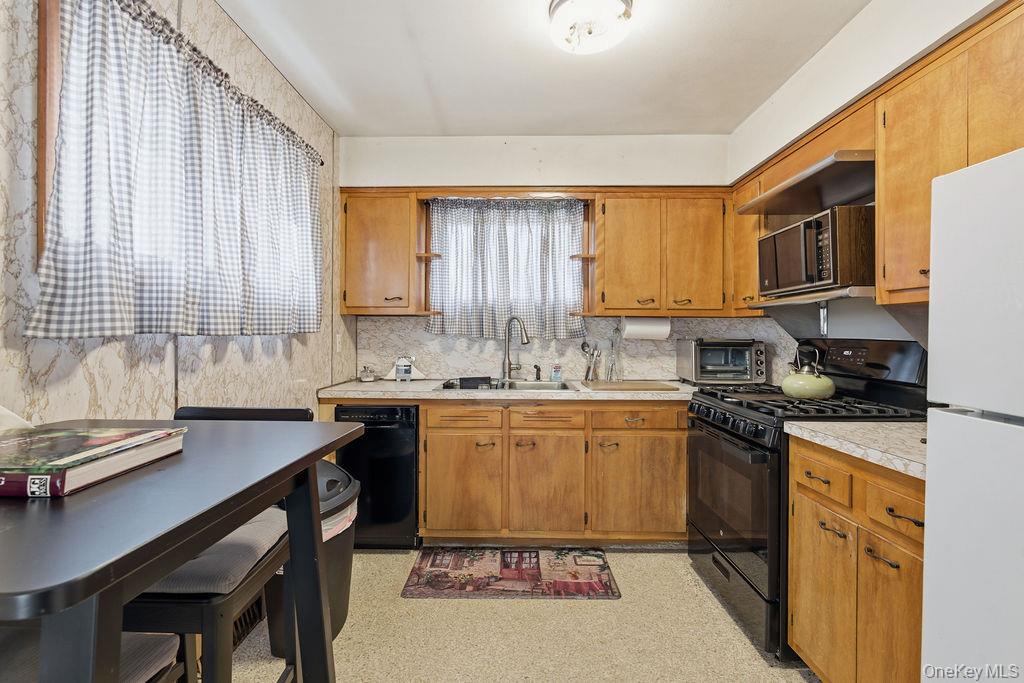 #4 photo, 92 Apple Street, Brentwood , NY 11717