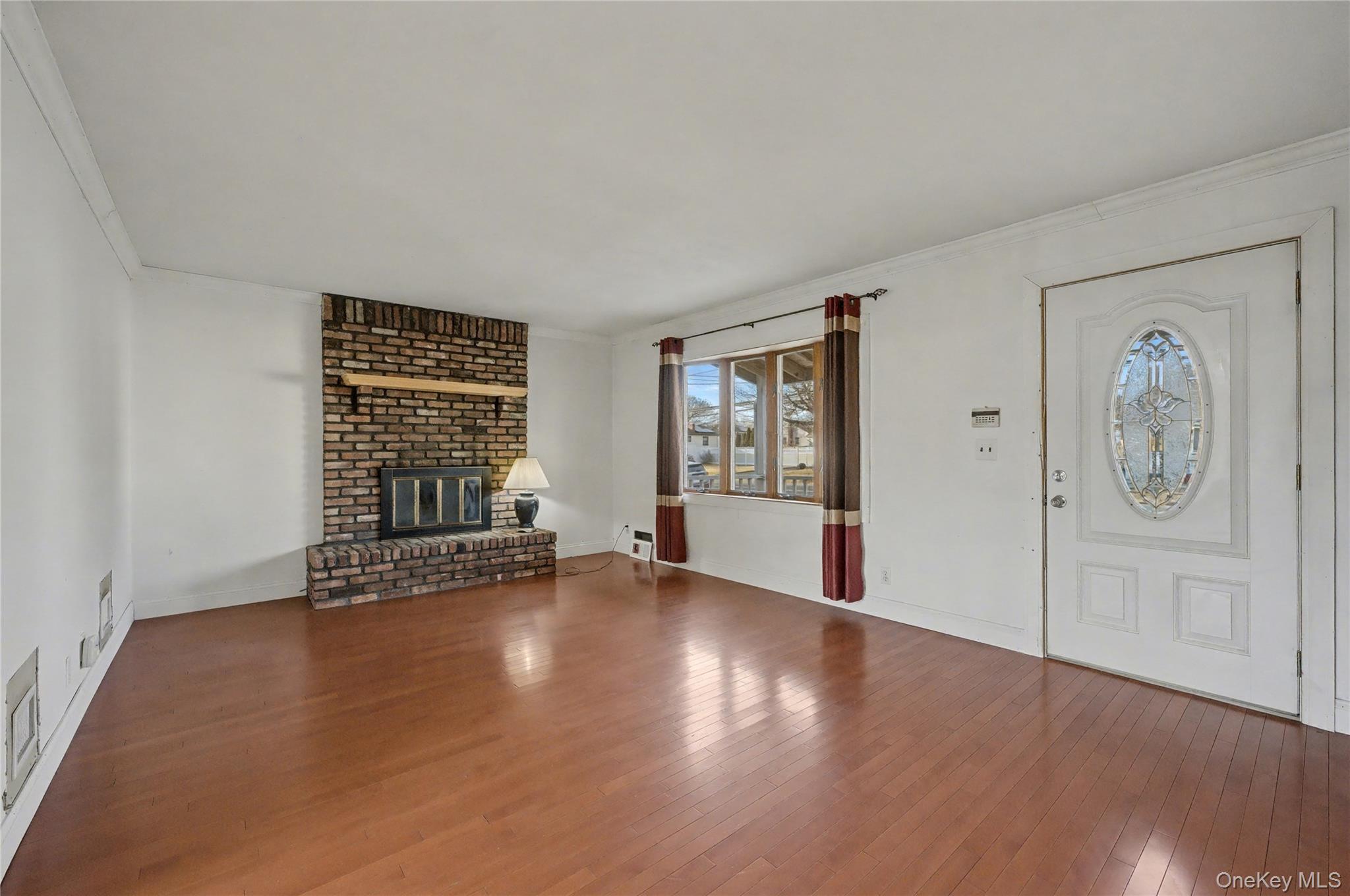 #6 photo, 158 Moffitt Boulevard, Islip , NY 11751