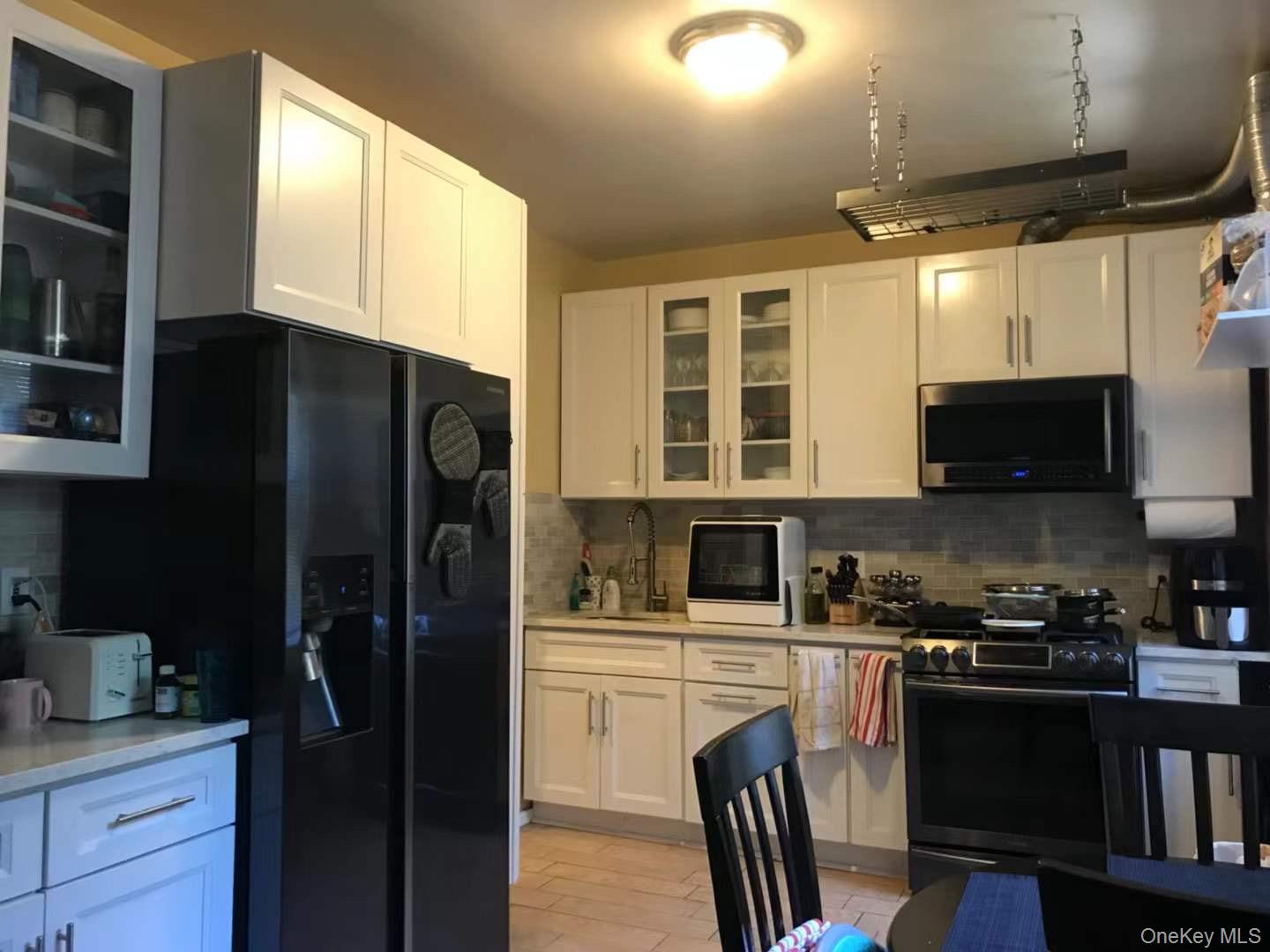 #2 photo, 61-40 Saunders Street, Куинс ‖ Rego Park , NY 11374