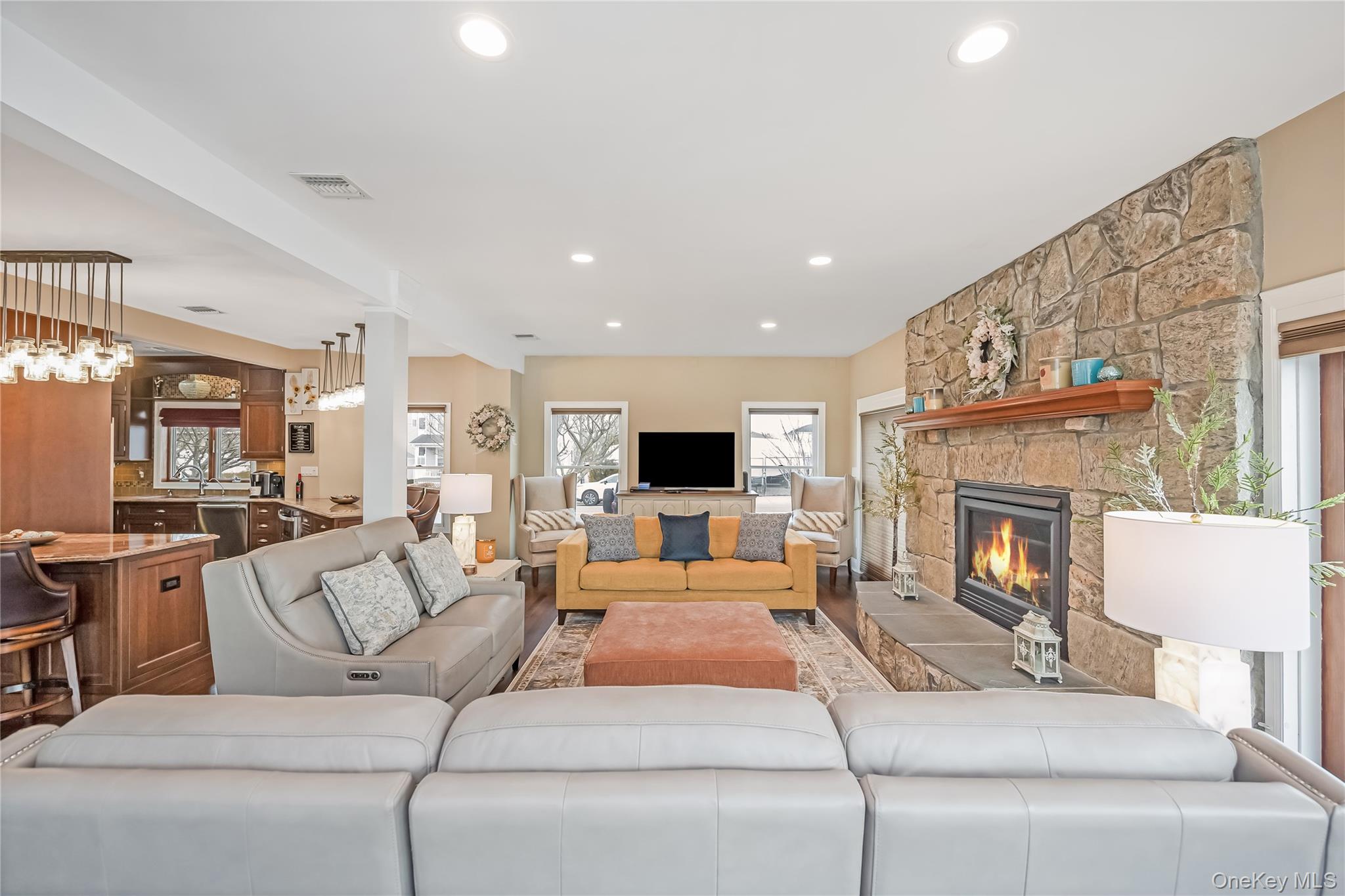 #10 photo, 120 Neptune Place, नासाउ काउंटी Massapequa , NY 11758