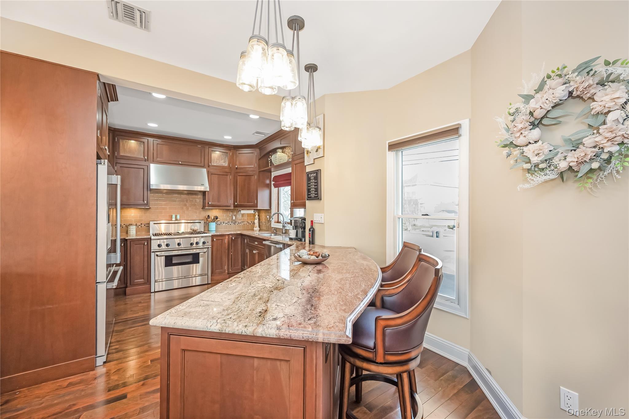 #13 photo, 120 Neptune Place, नासाउ काउंटी Massapequa , NY 11758