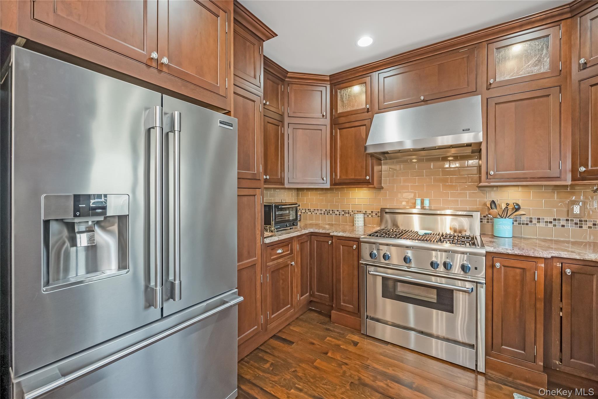 #16 photo, 120 Neptune Place, नासाउ काउंटी Massapequa , NY 11758