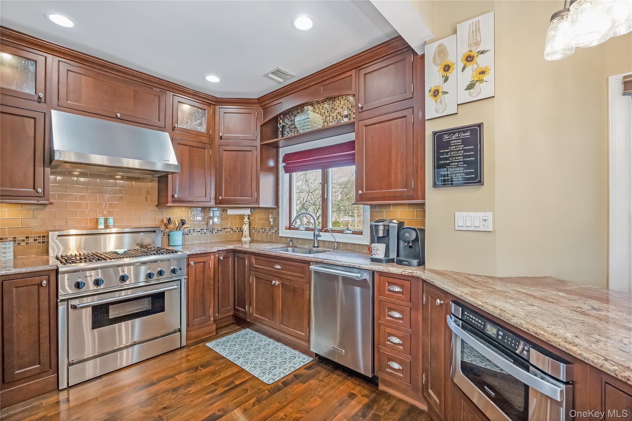 #17 photo, 120 Neptune Place, नासाउ काउंटी Massapequa , NY 11758