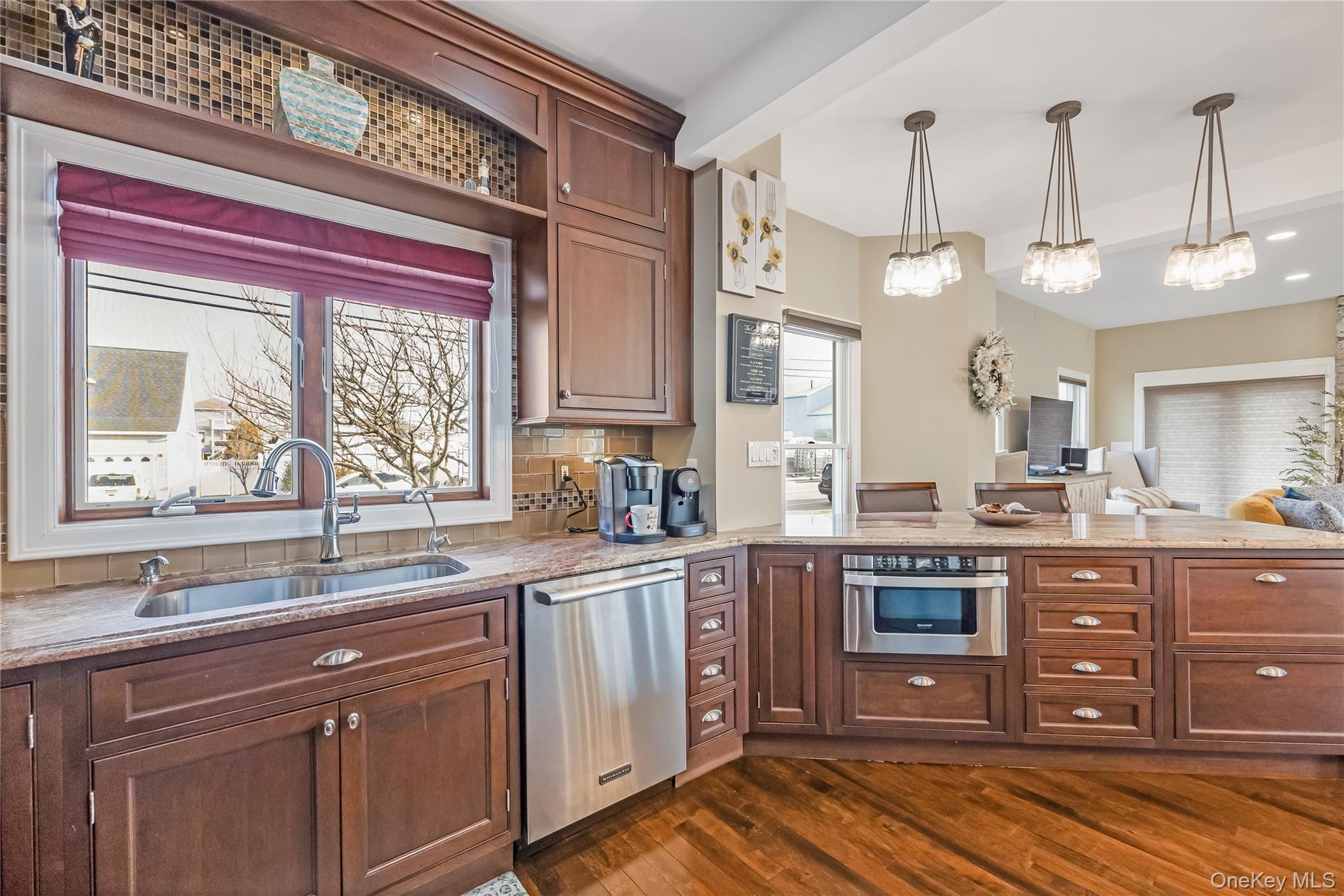 #18 photo, 120 Neptune Place, नासाउ काउंटी Massapequa , NY 11758