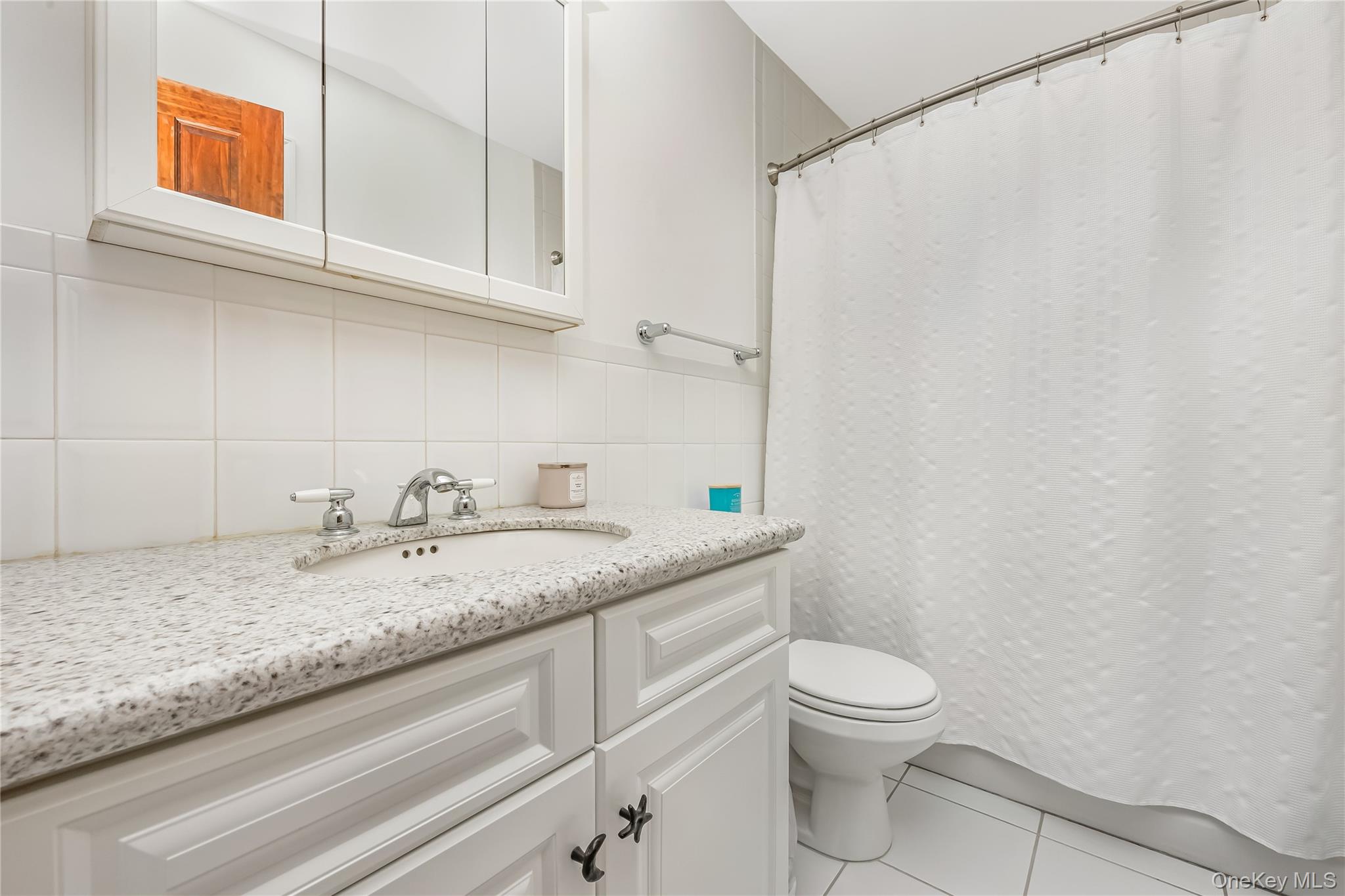 #20 photo, 120 Neptune Place, नासाउ काउंटी Massapequa , NY 11758