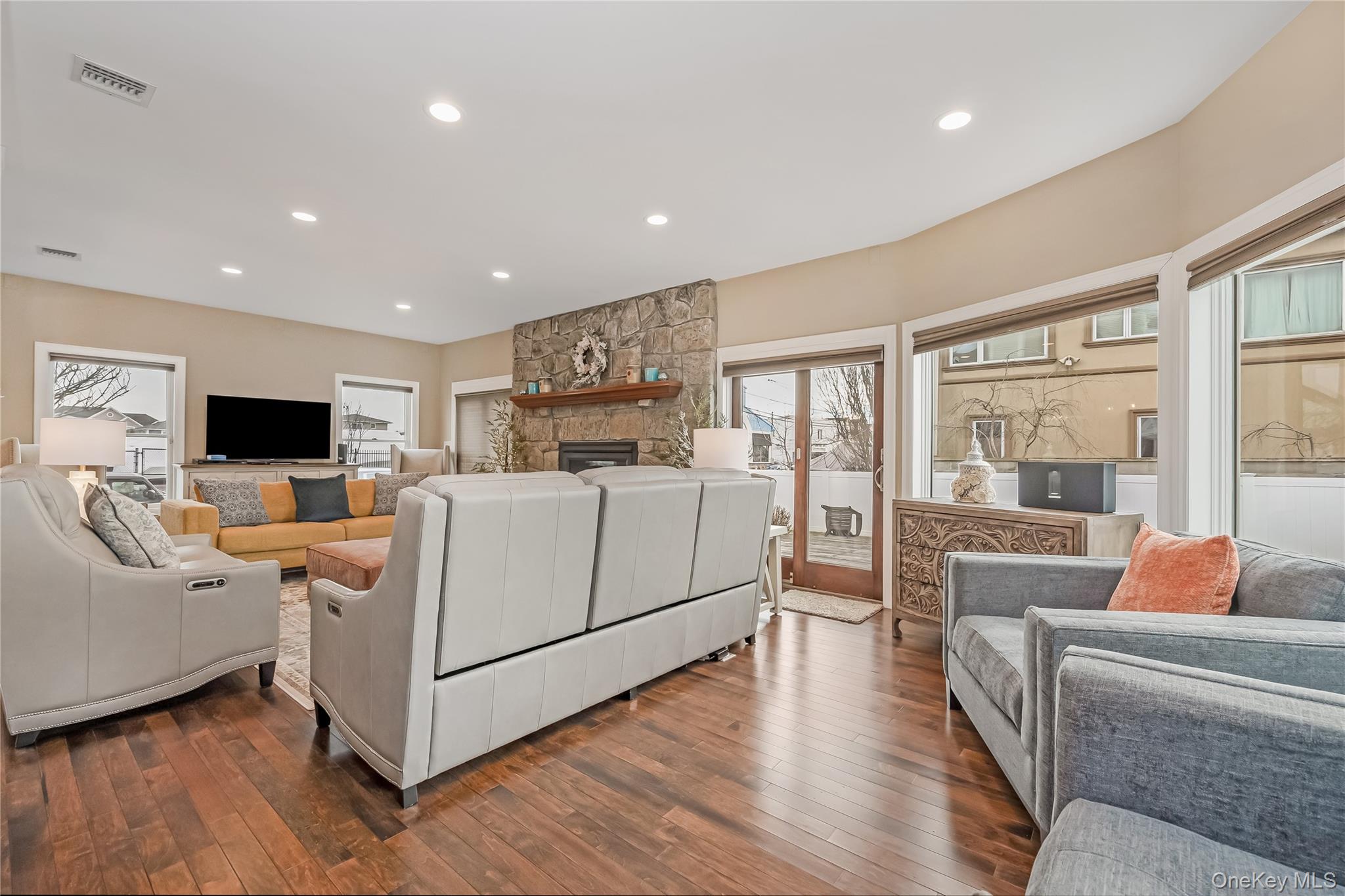 #9 photo, 120 Neptune Place, नासाउ काउंटी Massapequa , NY 11758