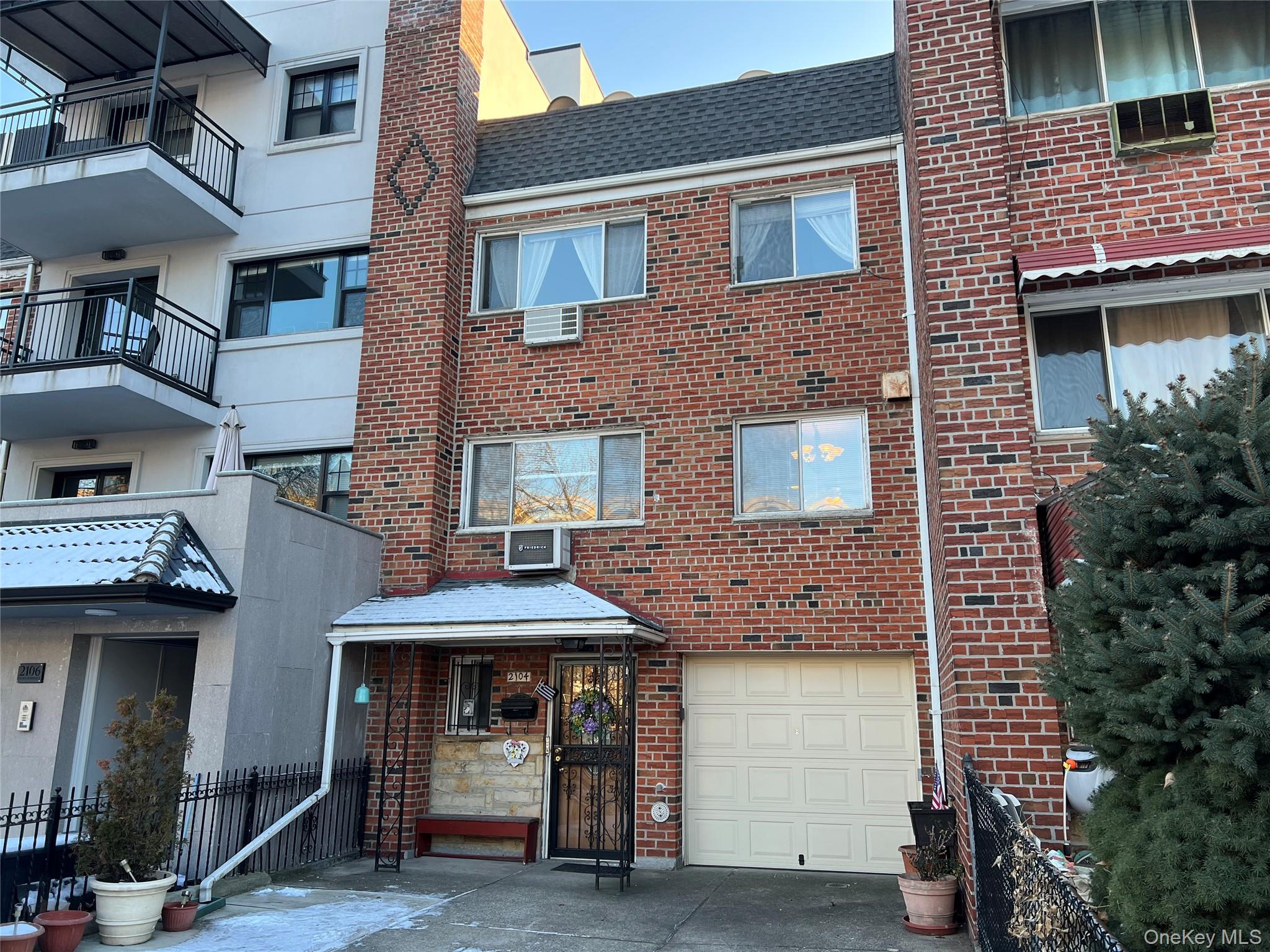 #1 photo, 21-04 Hoyt Avenue, अस्टोरिया Astoria , NY 11102