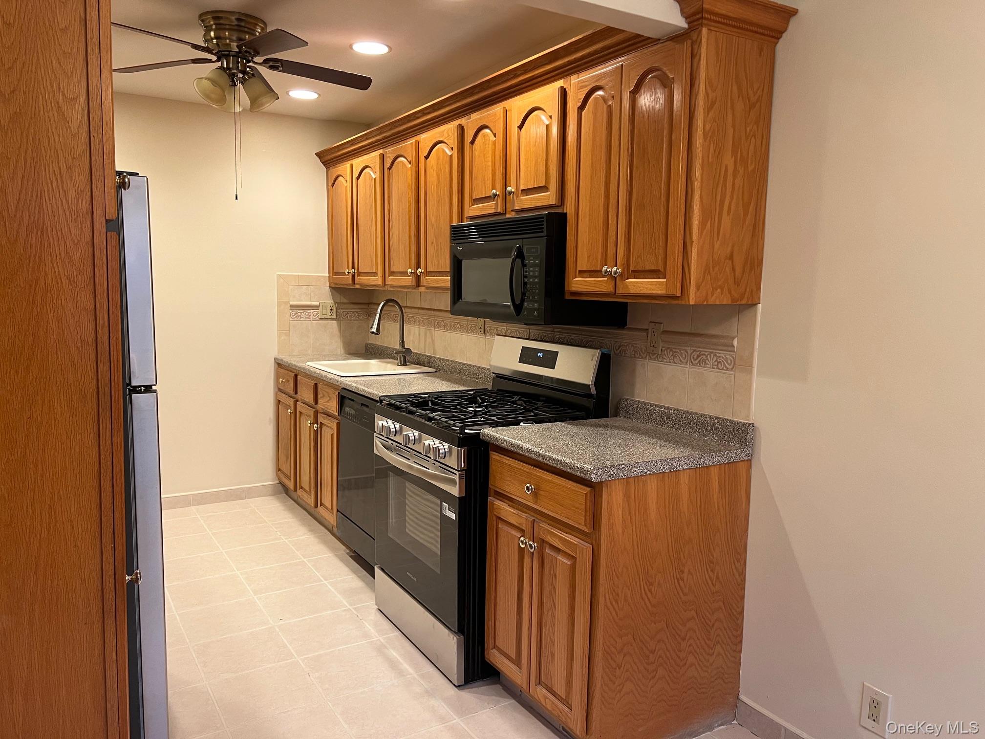 #10 photo, 21-04 Hoyt Avenue, अस्टोरिया Astoria , NY 11102