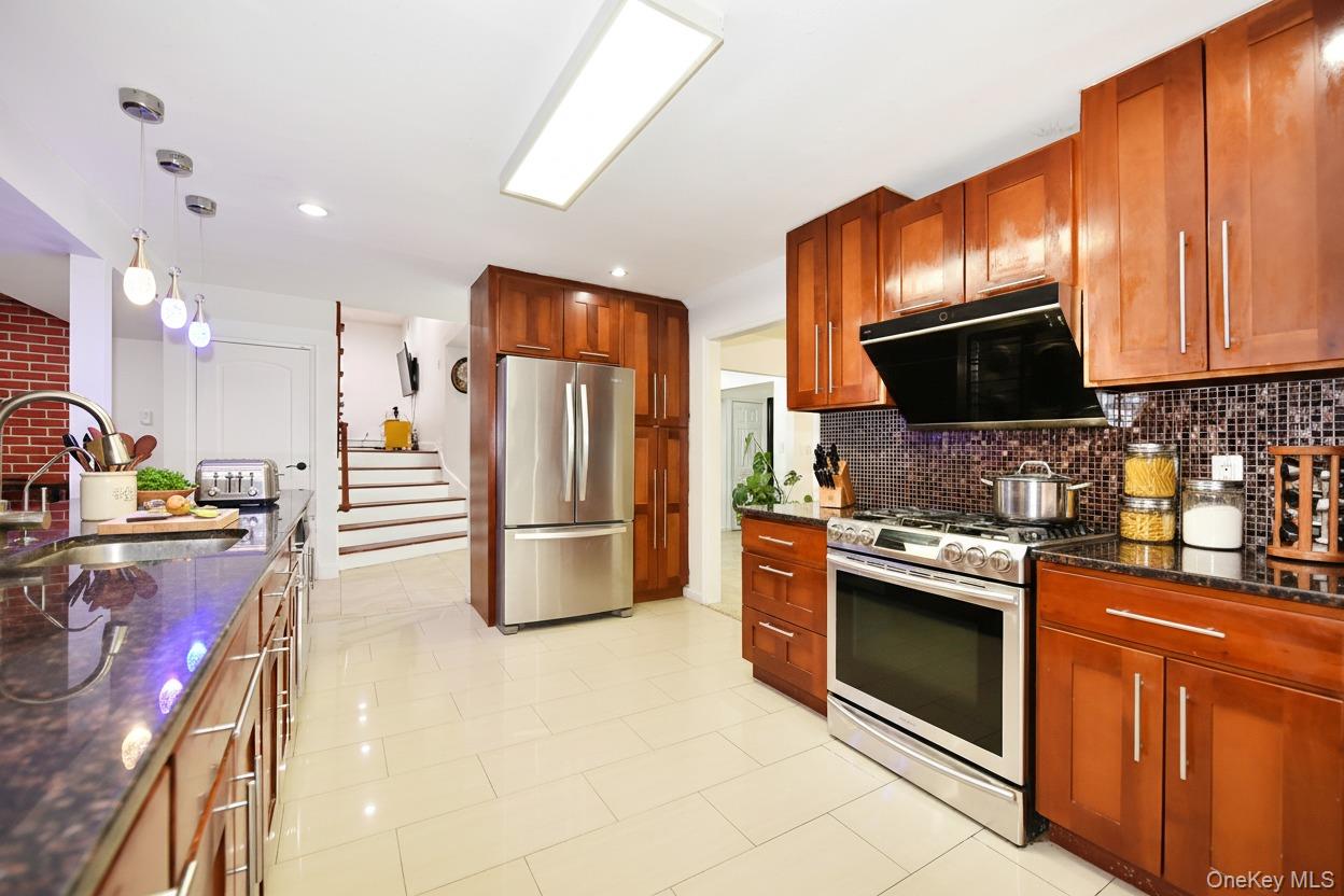 #4 photo, 116 Nottingham Road, Нассау ‖ Manhasset Hills , NY 11040