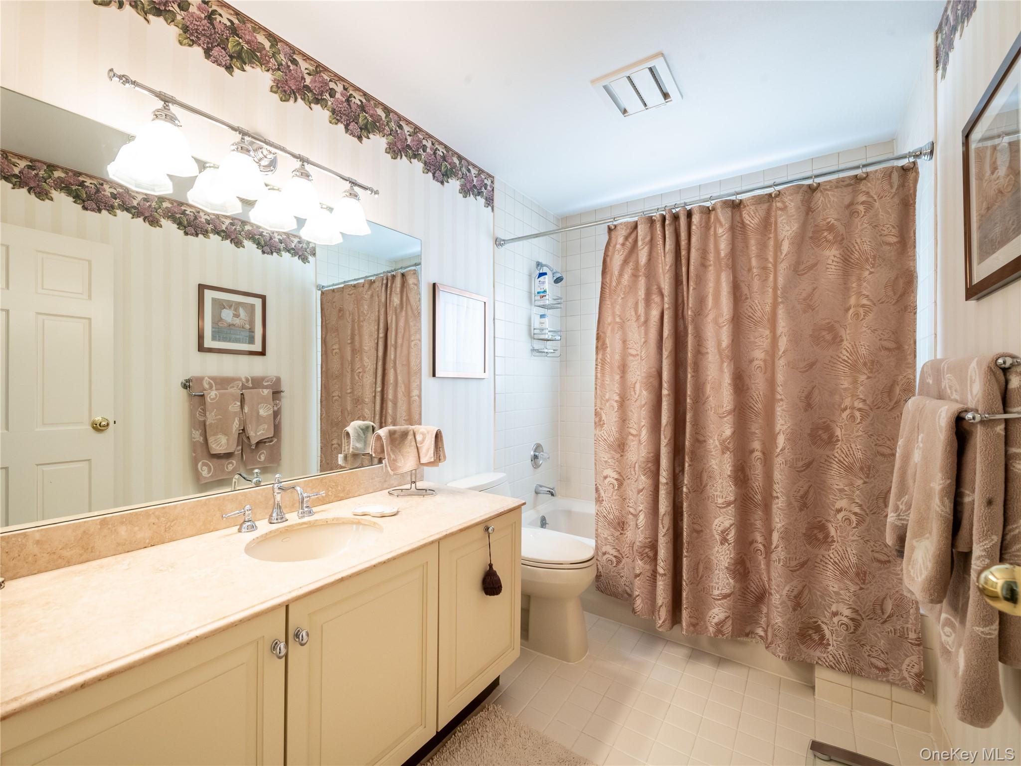 #19 photo, 2 Bonnie Lynn Court, Roslyn , NY 11576