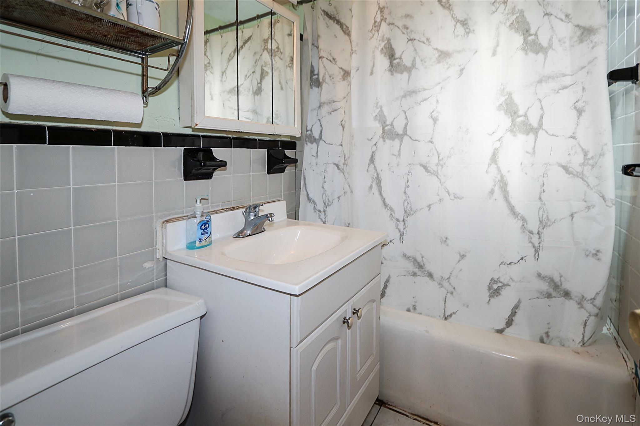 #18 photo, 196-23 73rd Ave, Fresh Meadows , NY 11365