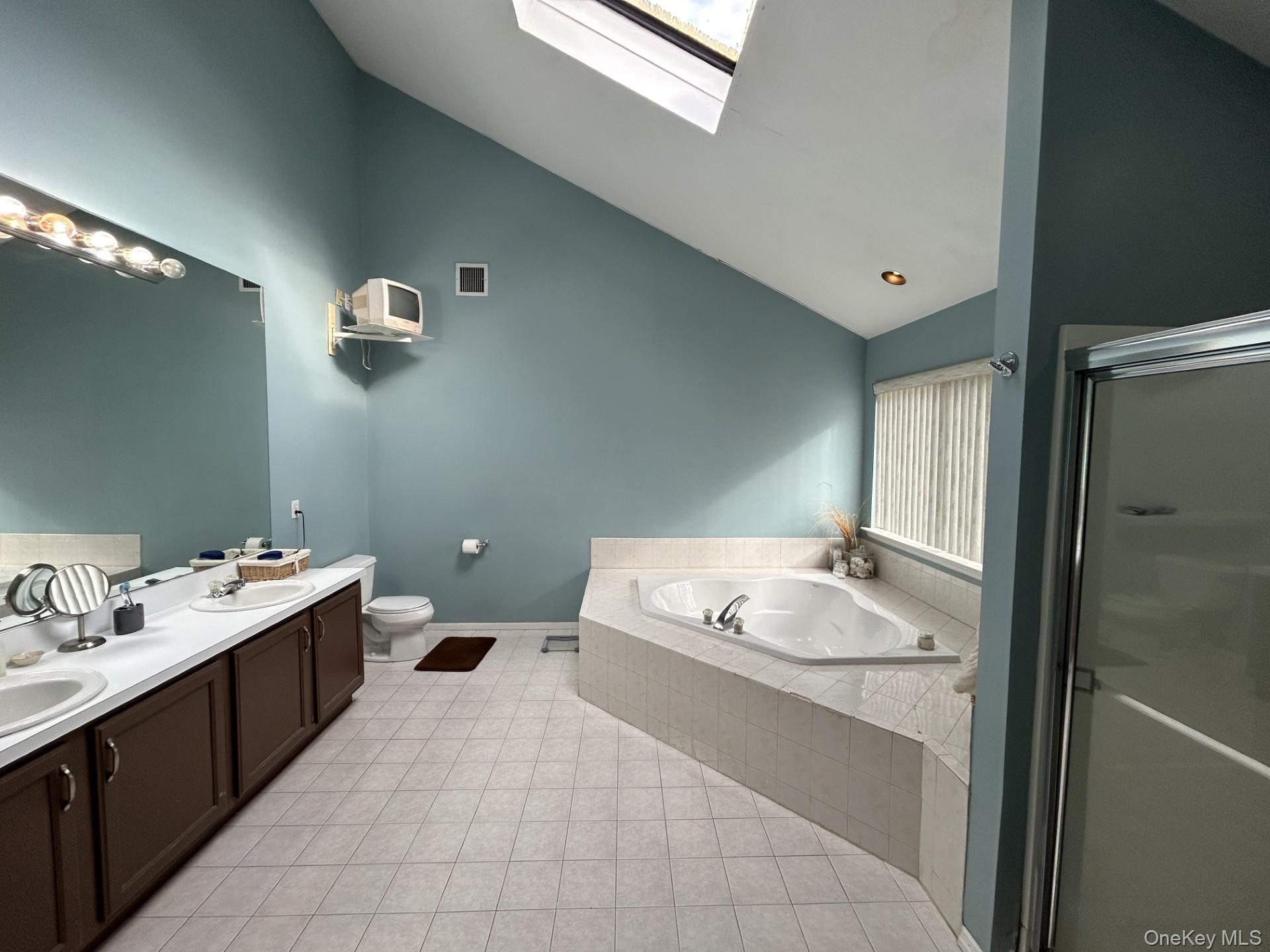 #18 photo, 2 Daylilly Court, Middle Island , NY 11953