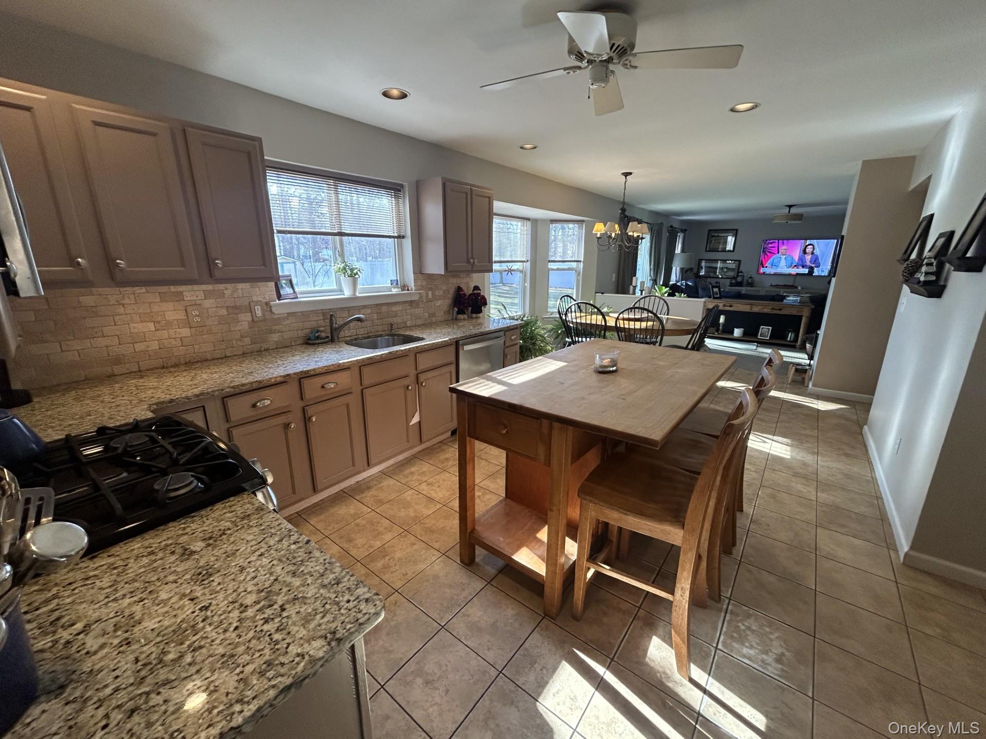 #6 photo, 2 Daylilly Court, Middle Island , NY 11953