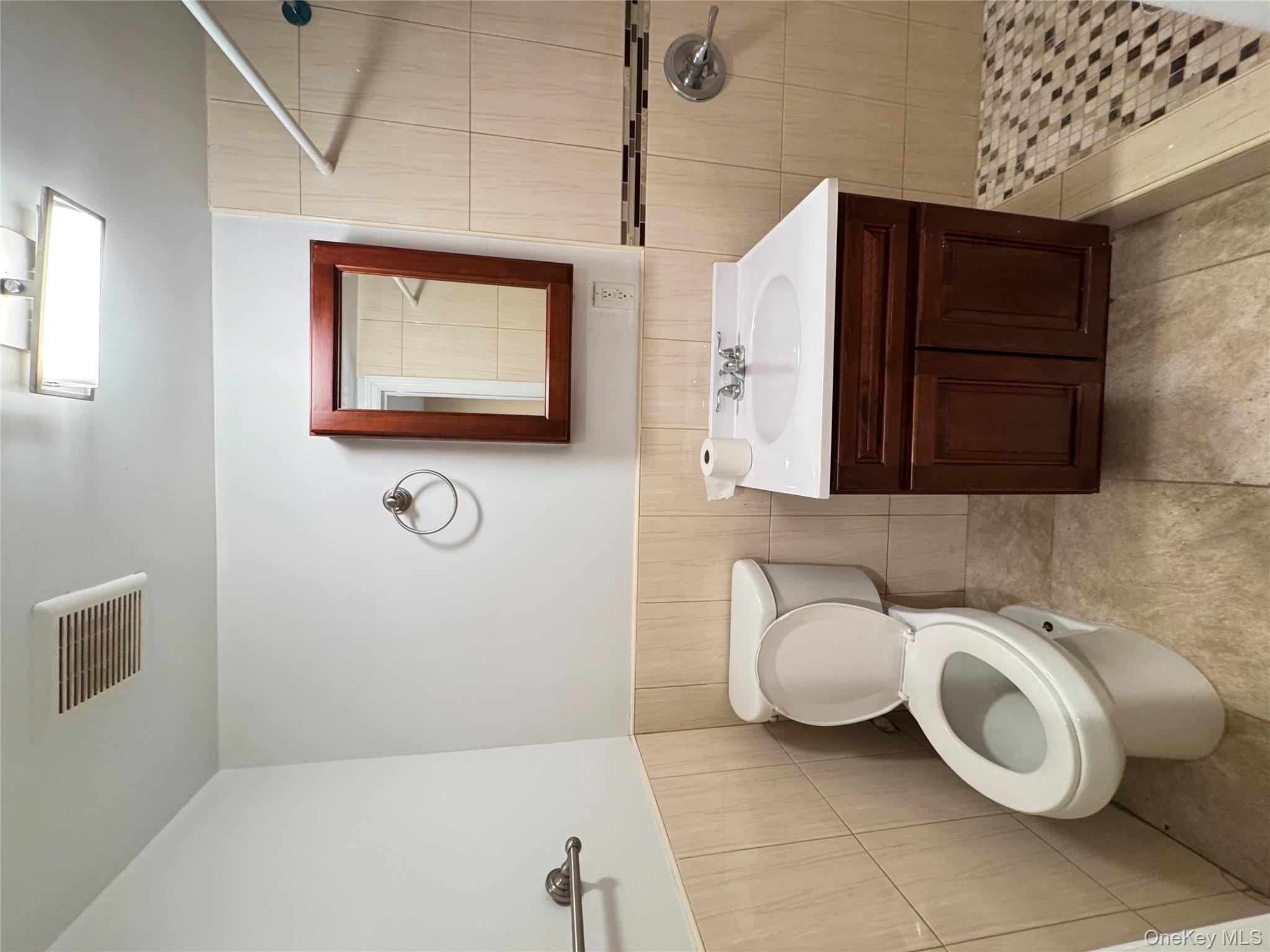 #5 photo, 1019 E 230th Street, הברונקס Bronx , NY 10466