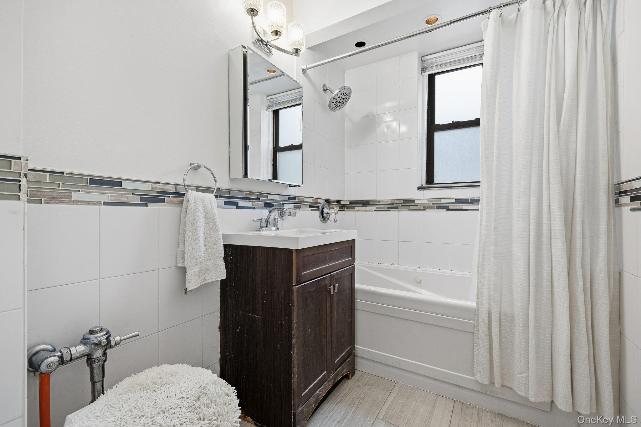 #16 photo, 69-40 YELLOWSTONE Boulevard, קווינס Forest Hills , NY 11375