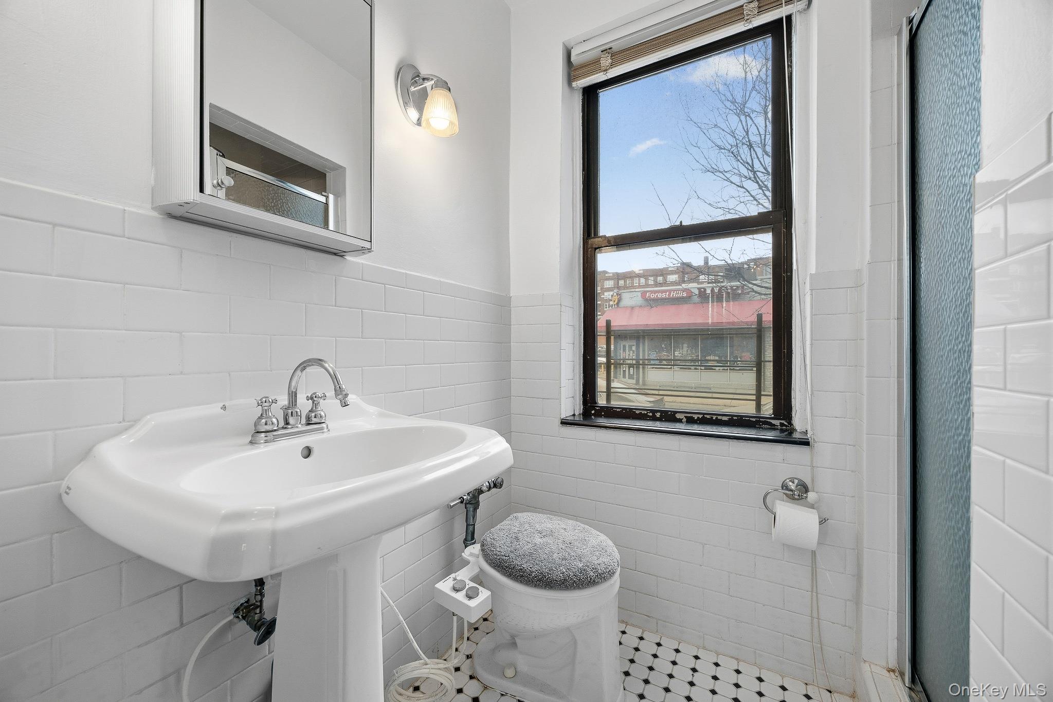 #18 photo, 69-40 YELLOWSTONE Boulevard, קווינס Forest Hills , NY 11375