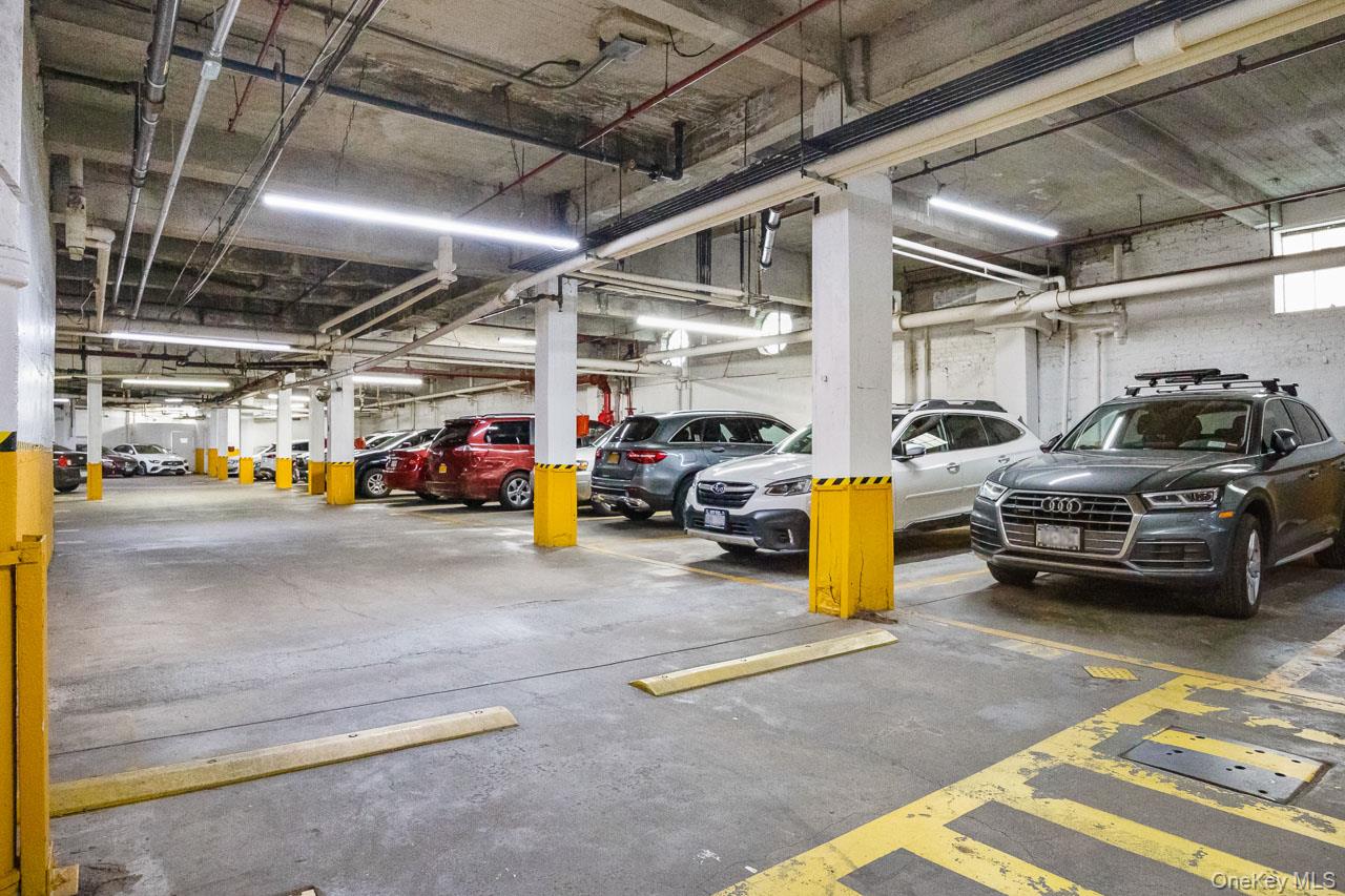 #19 photo, 69-40 YELLOWSTONE Boulevard, קווינס Forest Hills , NY 11375