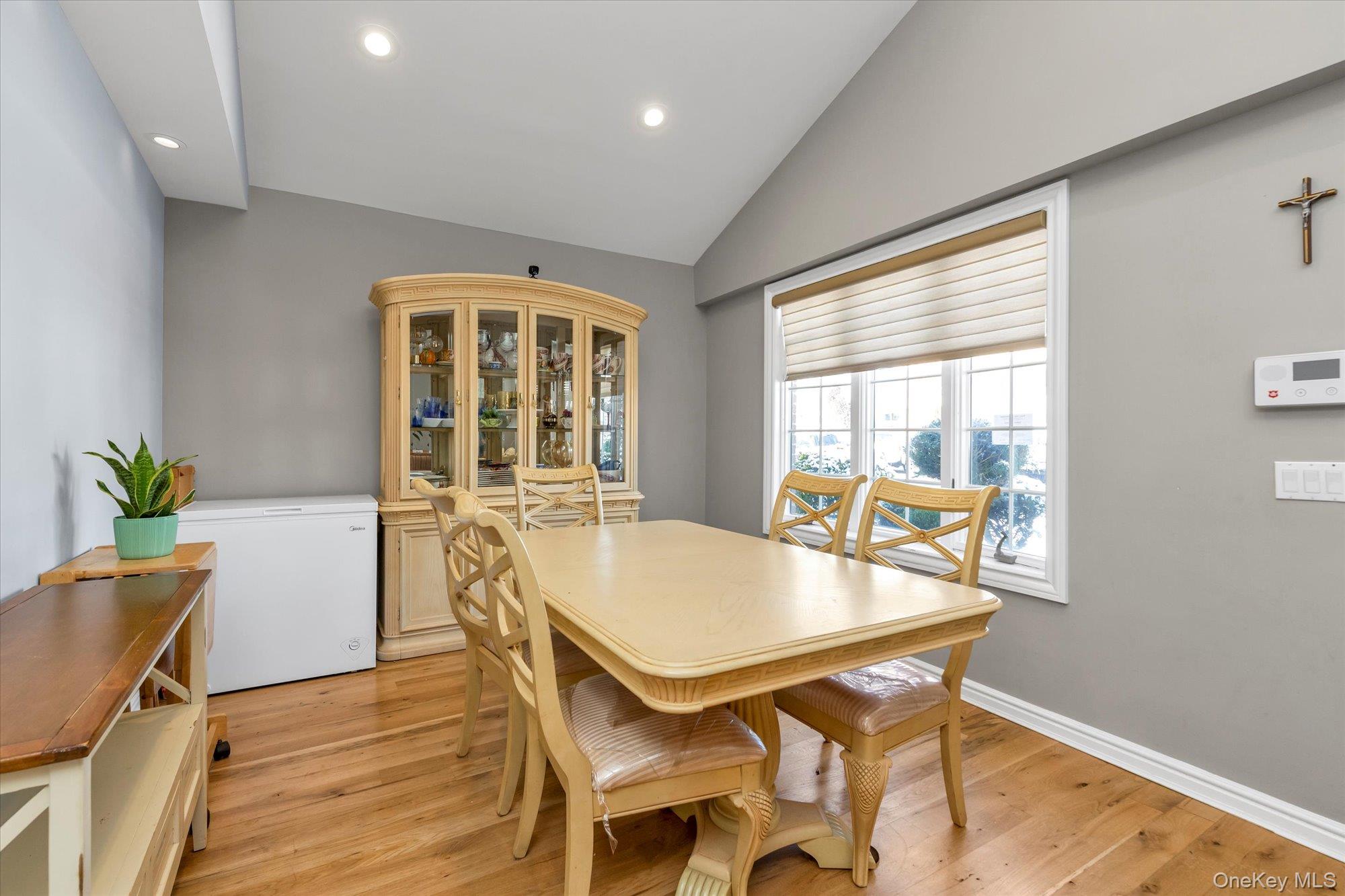 #2 photo, 2528 Balsam Avenue, Нассау ‖ East Meadow , NY 11554