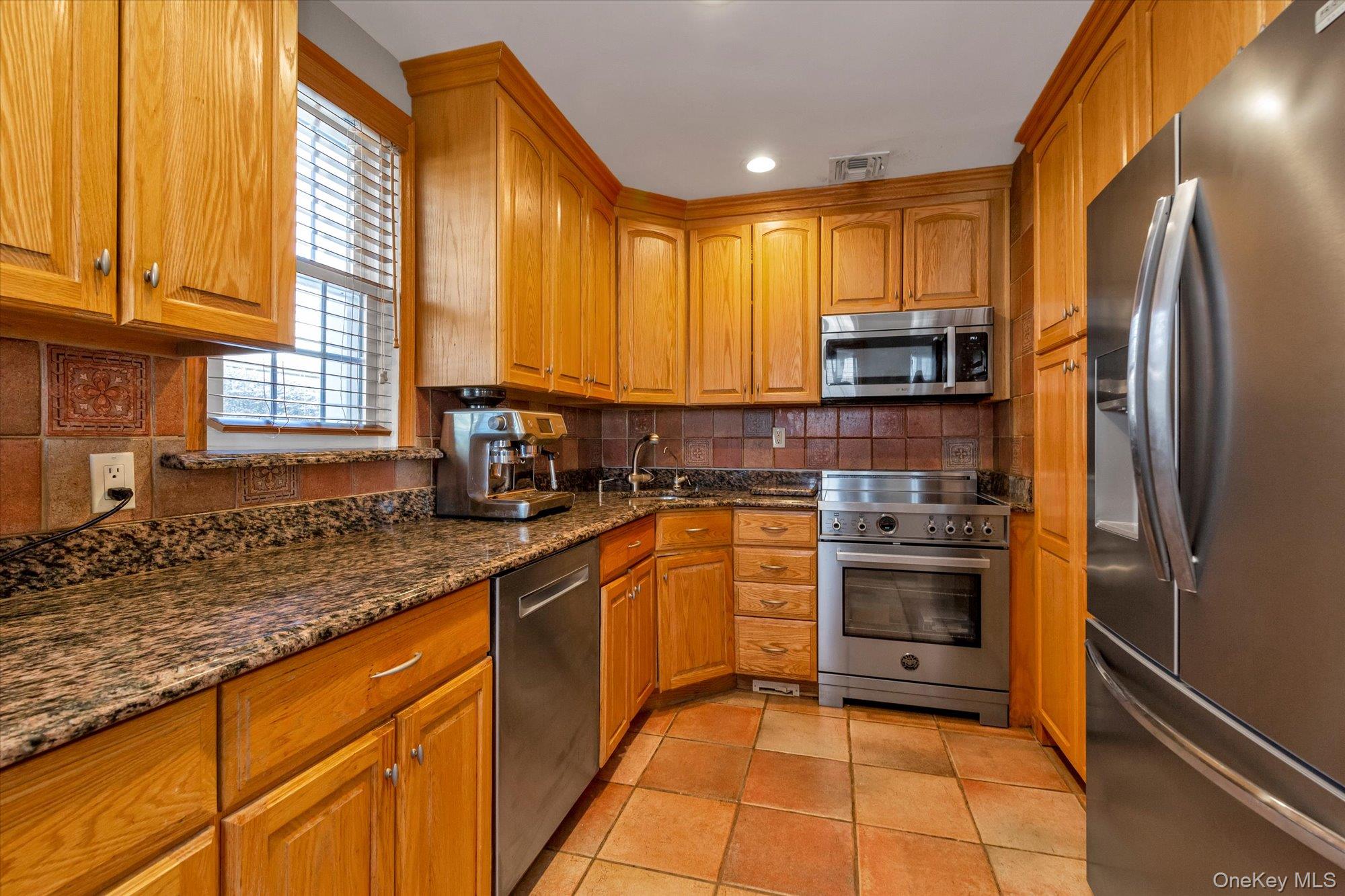 #5 photo, 2528 Balsam Avenue, Нассау ‖ East Meadow , NY 11554