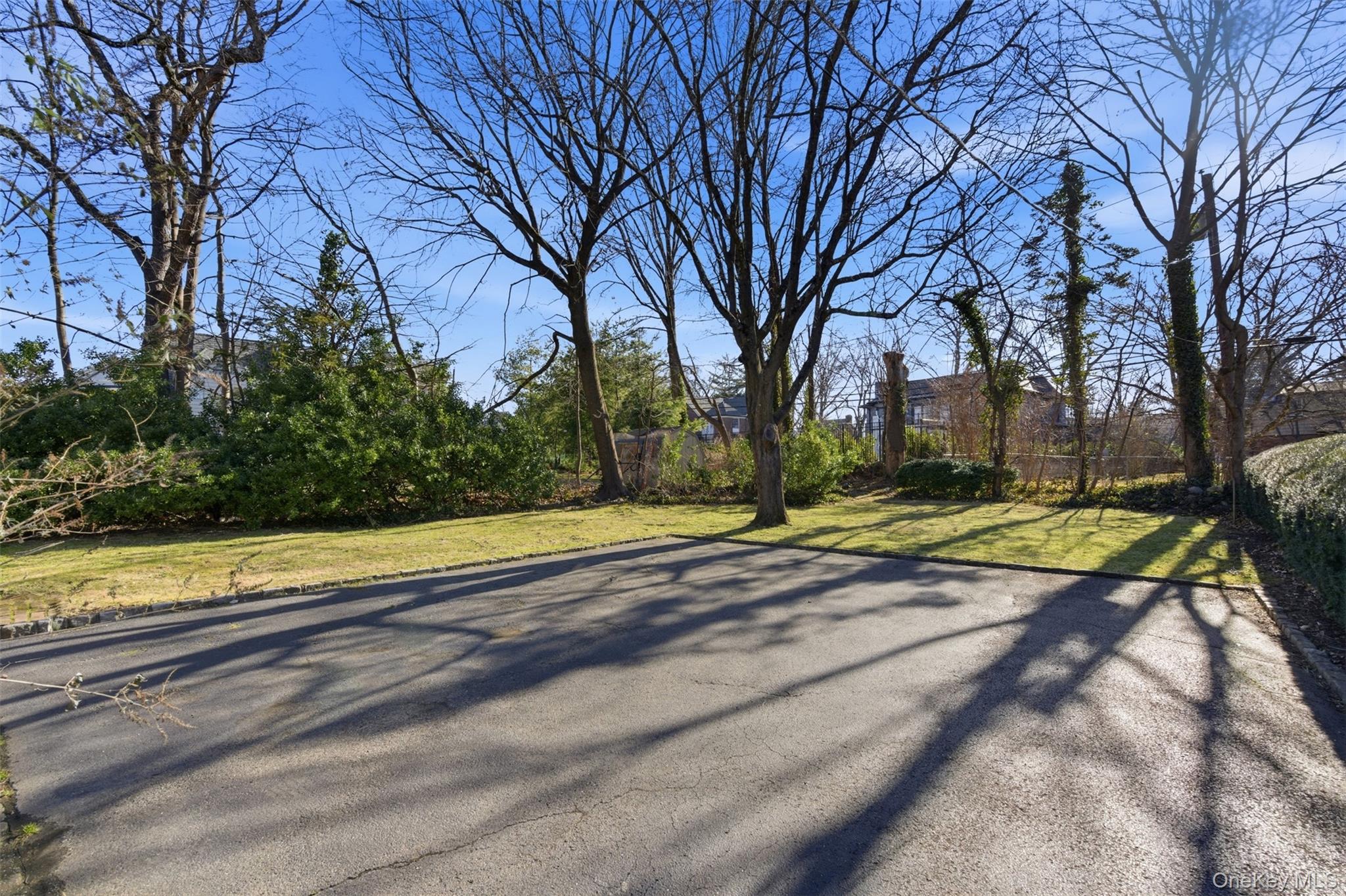 #20 photo, 54 Summit Drive, Manhasset , NY 11030