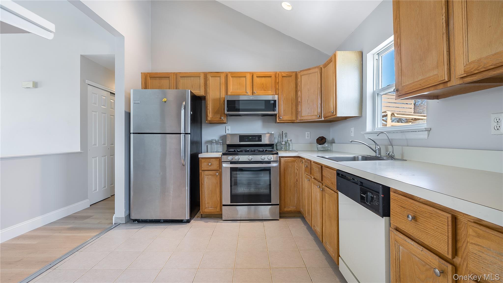 #10 photo, 1805 Carleton Avenue, सफ़ोक काउंटी Bay Shore , NY 11706