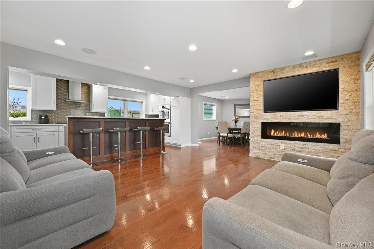 #4 photo, 3 Neptune Place, Massapequa , NY 11758