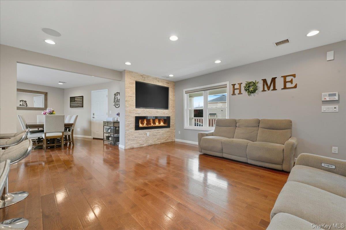 #5 photo, 3 Neptune Place, Massapequa , NY 11758