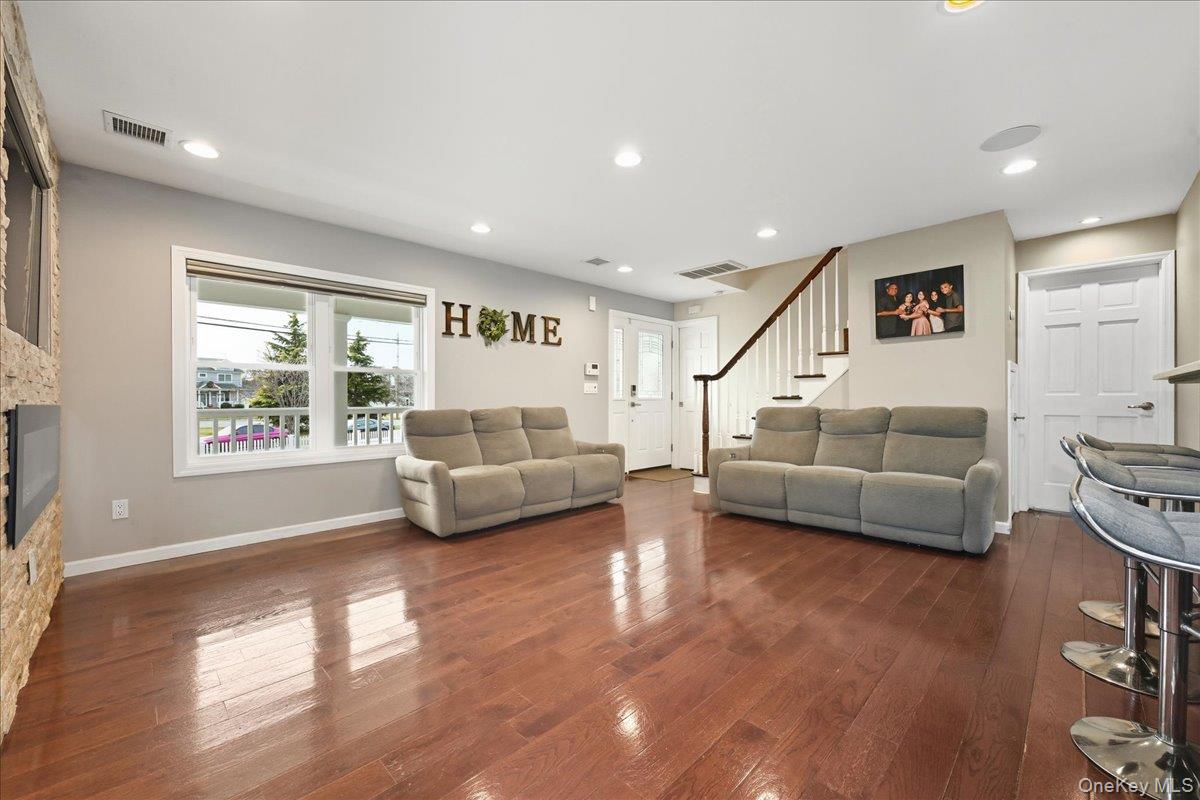 #6 photo, 3 Neptune Place, Massapequa , NY 11758