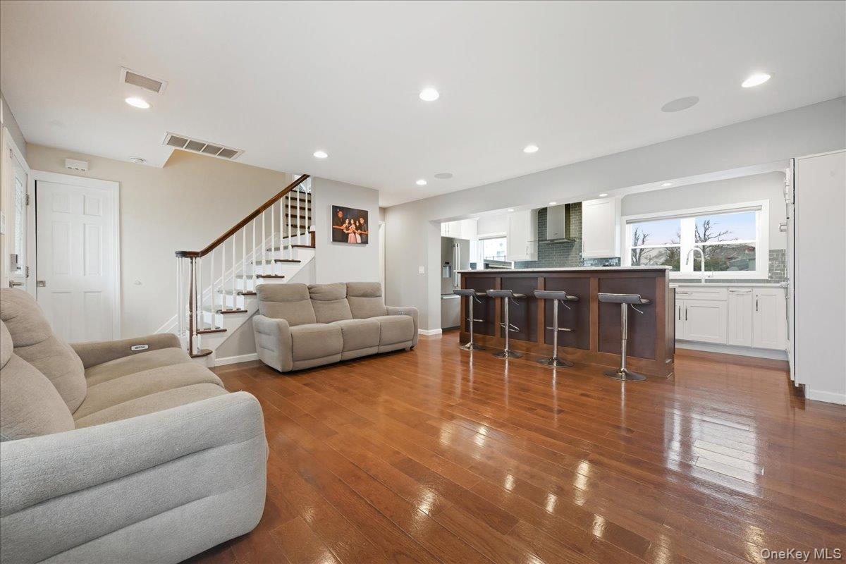 #7 photo, 3 Neptune Place, Massapequa , NY 11758