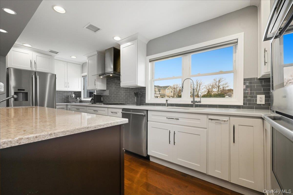 #8 photo, 3 Neptune Place, Massapequa , NY 11758