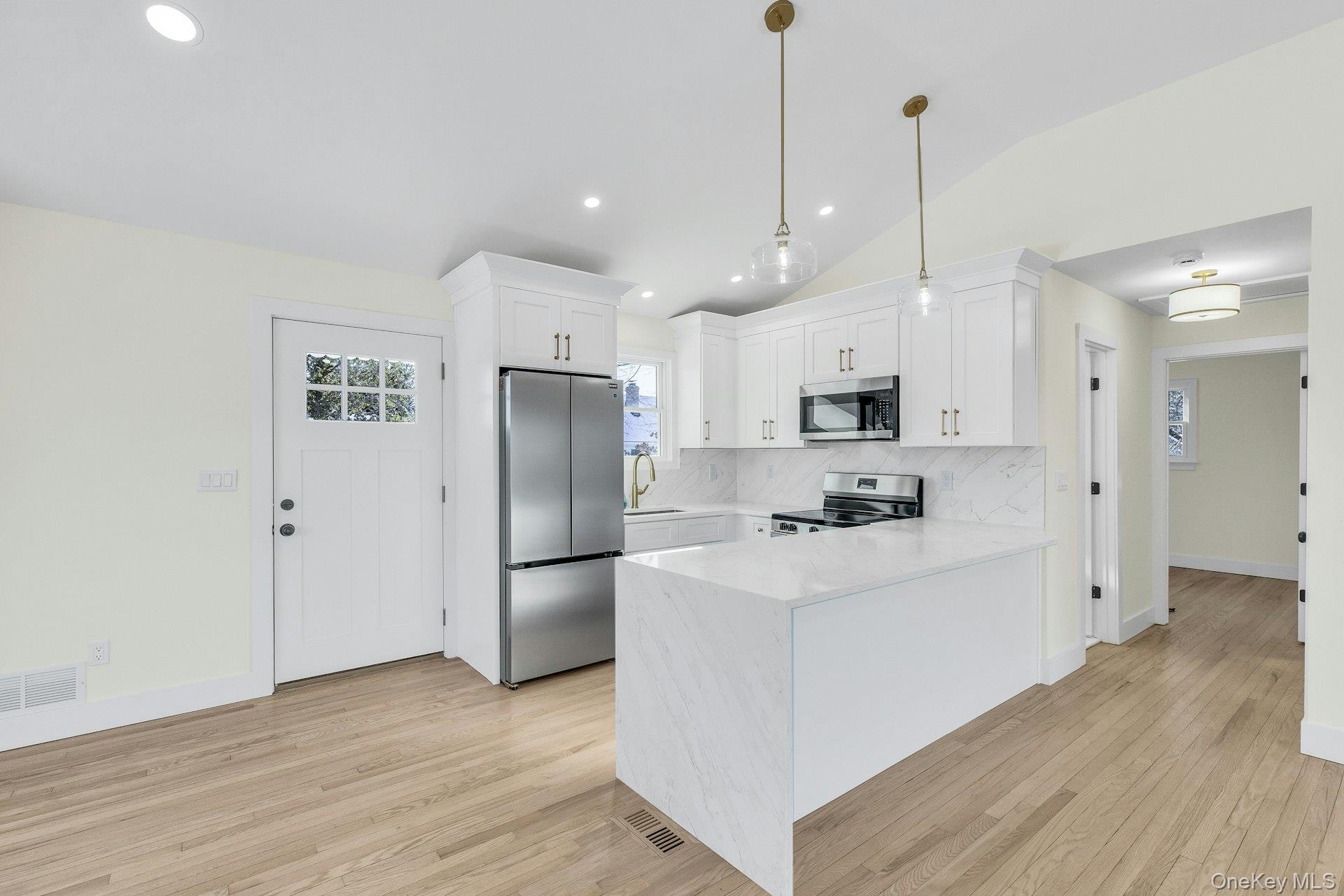 #6 photo, 33 Oceanview Road, Hampton Bays , NY 11946