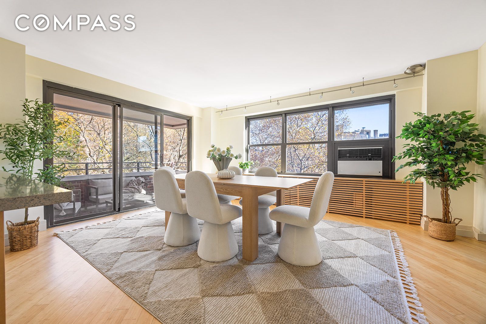 #1 photo, 208 E Broadway, मैनहटन Lower East Side , NY 10002