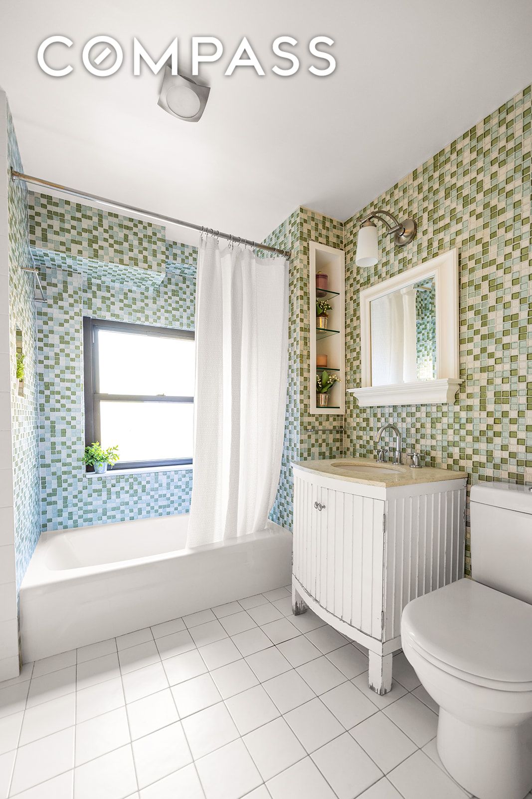 #13 photo, 208 E Broadway, मैनहटन Lower East Side , NY 10002