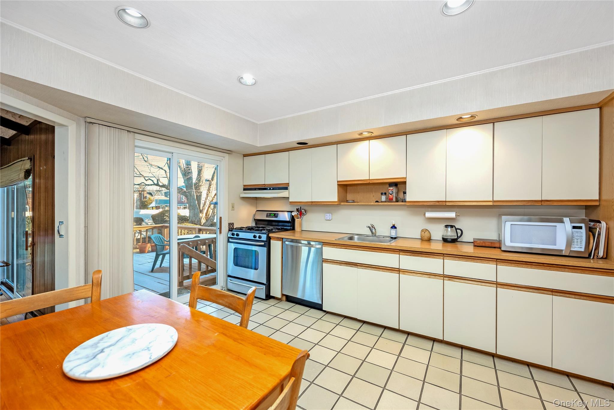 #14 photo, 19 Parkdale Drive, नासाउ काउंटी Farmingdale , NY 11735