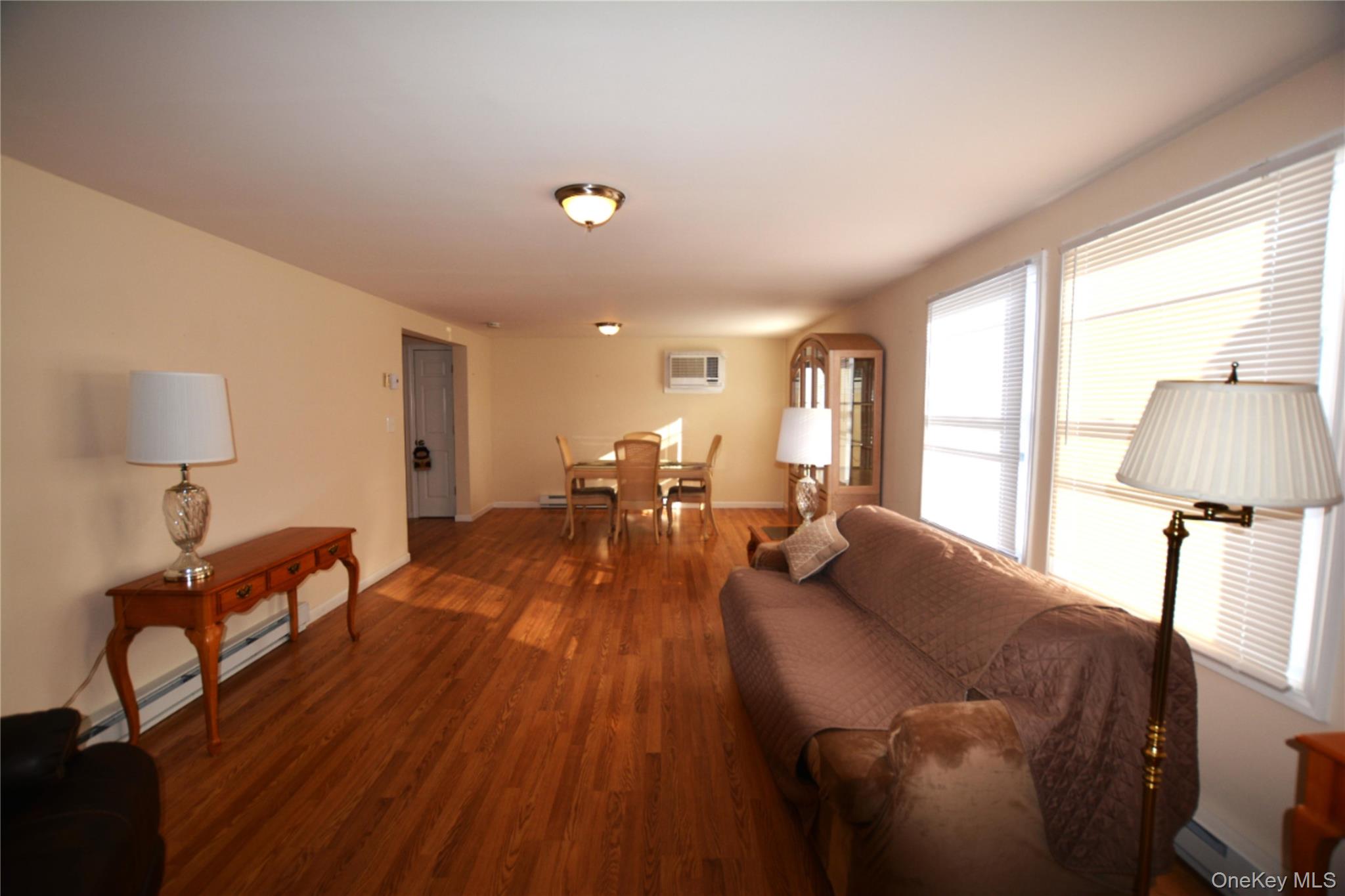 #6 photo, 82 Village Circle, सफ़ोक काउंटी Manorville , NY 11949