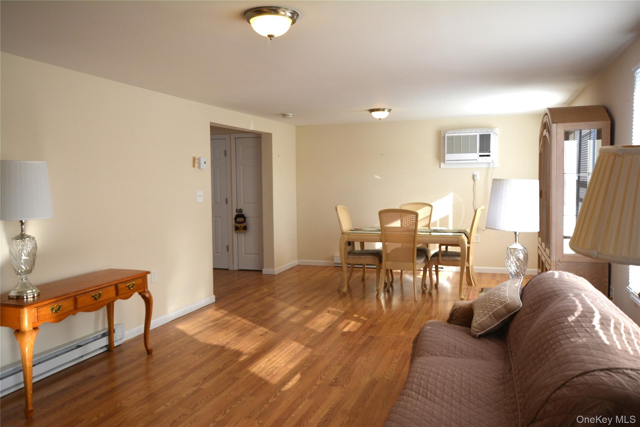 #7 photo, 82 Village Circle, सफ़ोक काउंटी Manorville , NY 11949